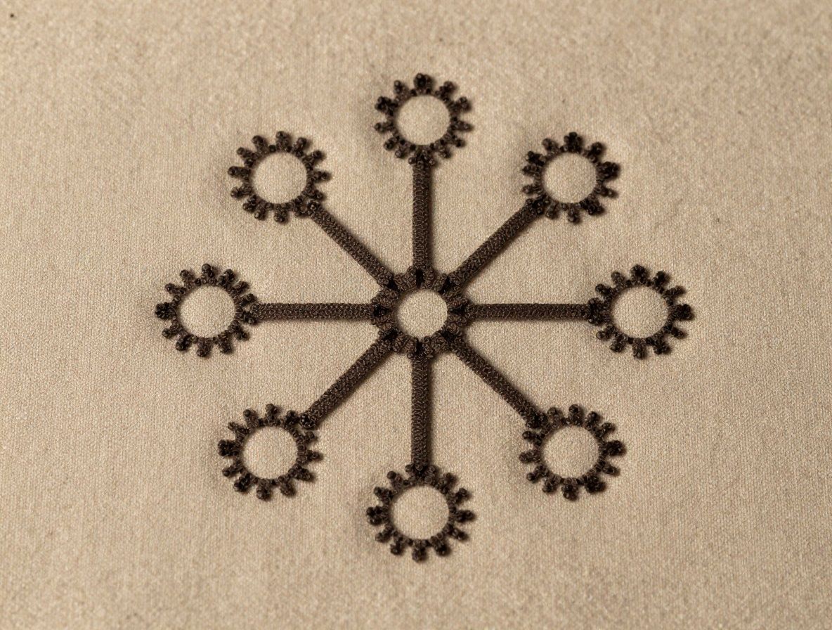 Abstrakte Makroaufnahme von netzartigen Fasertexturen unter warmem Lichteinfall, die Kollagennetzwerke symbolisieren, auf dunklem Hintergrund